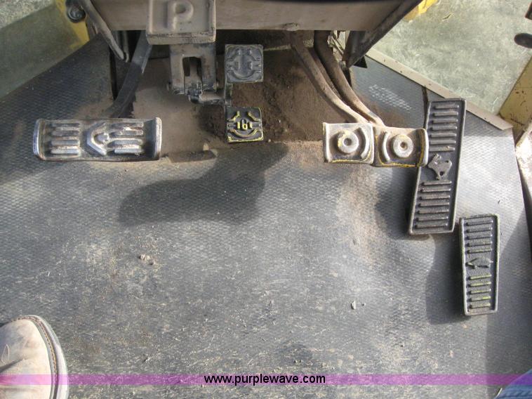 image for item 3142 1984 John Deere 770A motor grader