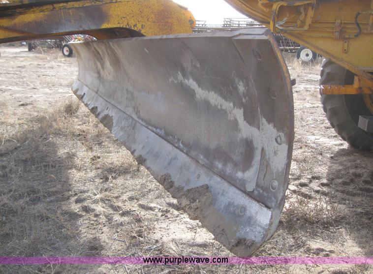 image for item 3142 1984 John Deere 770A motor grader