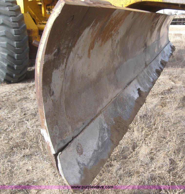 image for item 3142 1984 John Deere 770A motor grader