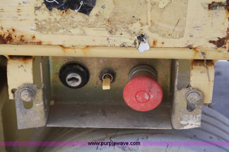 image for item 4923 2001 JLG 1932E2 scissor lift