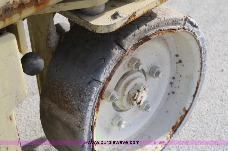 image for item 4923 2001 JLG 1932E2 scissor lift