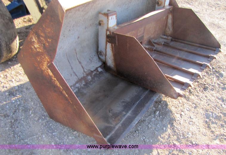 image for item 5232 Ford 4000HD industrial tractor with loader