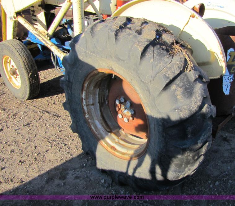 image for item 5232 Ford 4000HD industrial tractor with loader