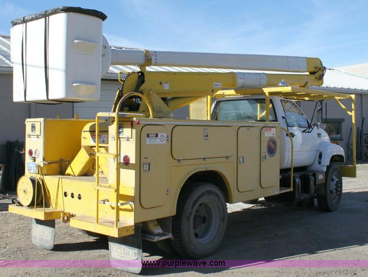 image for item 6127 2000 GMC C7500 bucket truck