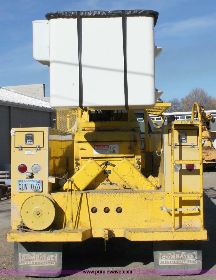 image for item 6127 2000 GMC C7500 bucket truck