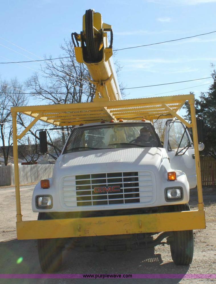 image for item 6127 2000 GMC C7500 bucket truck