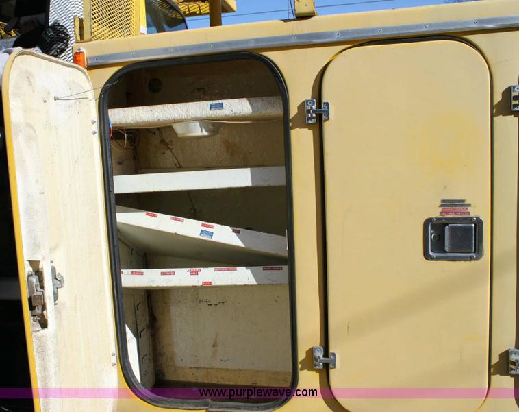 image for item 6127 2000 GMC C7500 bucket truck