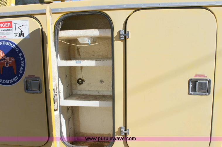 image for item 6127 2000 GMC C7500 bucket truck