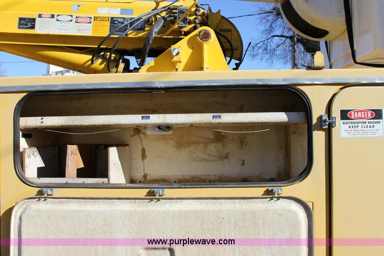 image for item 6127 2000 GMC C7500 bucket truck