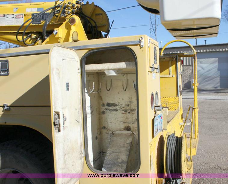 image for item 6127 2000 GMC C7500 bucket truck