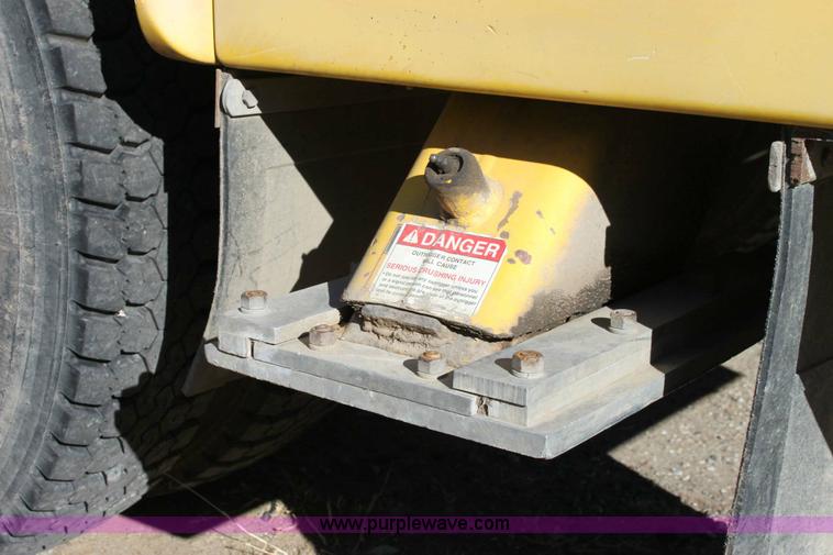 image for item 6127 2000 GMC C7500 bucket truck