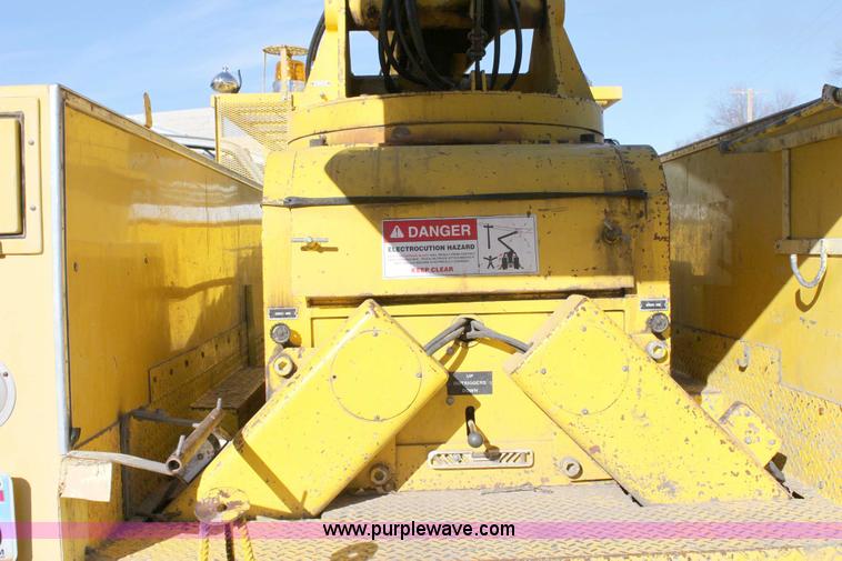 image for item 6127 2000 GMC C7500 bucket truck