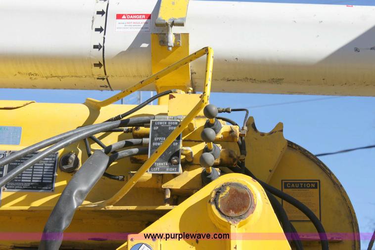 image for item 6127 2000 GMC C7500 bucket truck