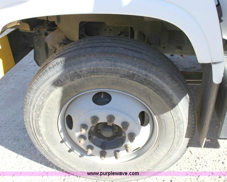 image for item 6127 2000 GMC C7500 bucket truck