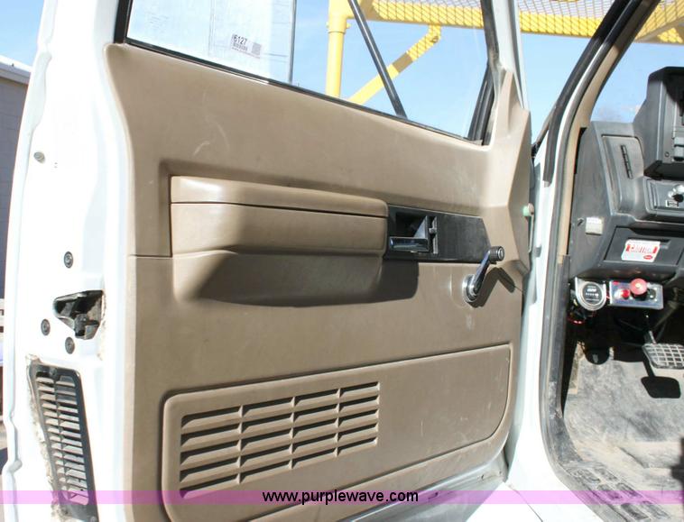 image for item 6127 2000 GMC C7500 bucket truck