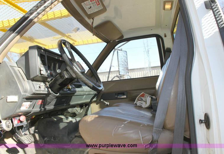 image for item 6127 2000 GMC C7500 bucket truck