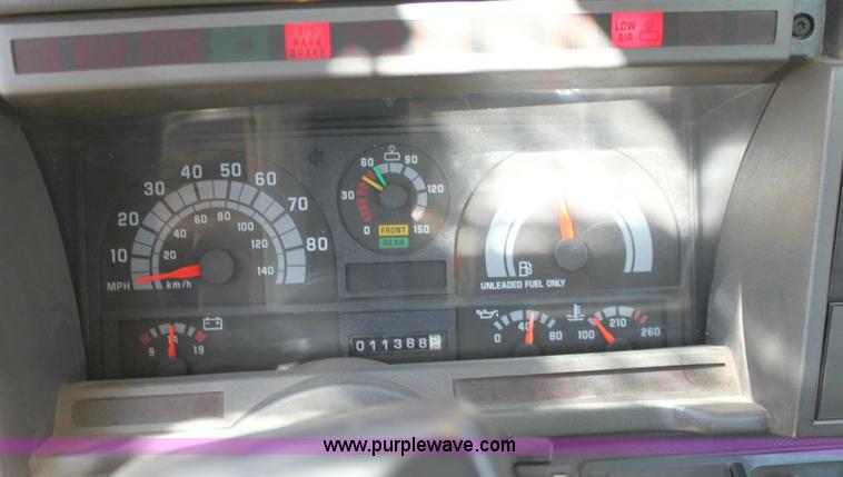 image for item 6127 2000 GMC C7500 bucket truck