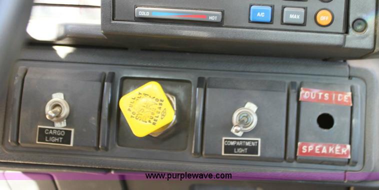 image for item 6127 2000 GMC C7500 bucket truck