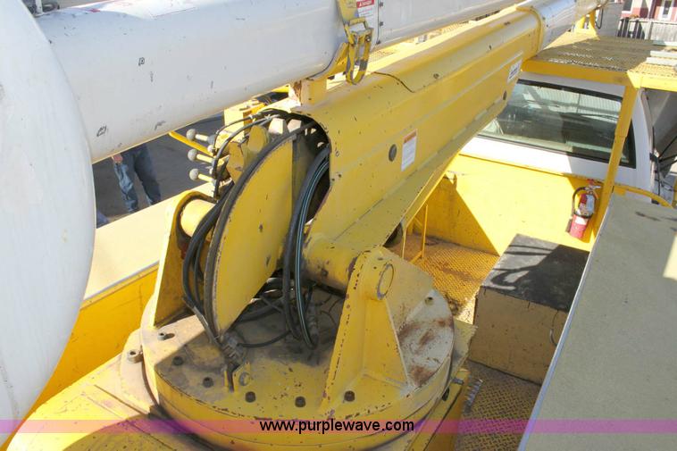 image for item 6127 2000 GMC C7500 bucket truck