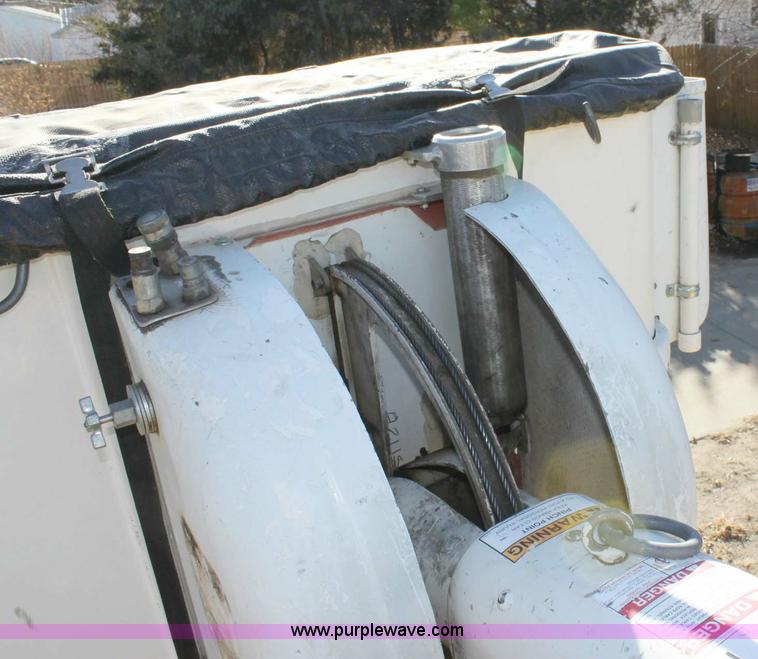 image for item 6127 2000 GMC C7500 bucket truck