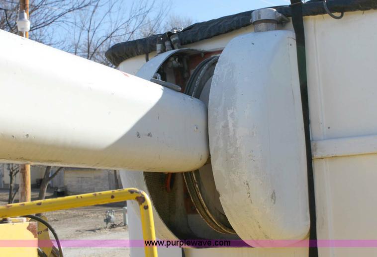 image for item 6127 2000 GMC C7500 bucket truck