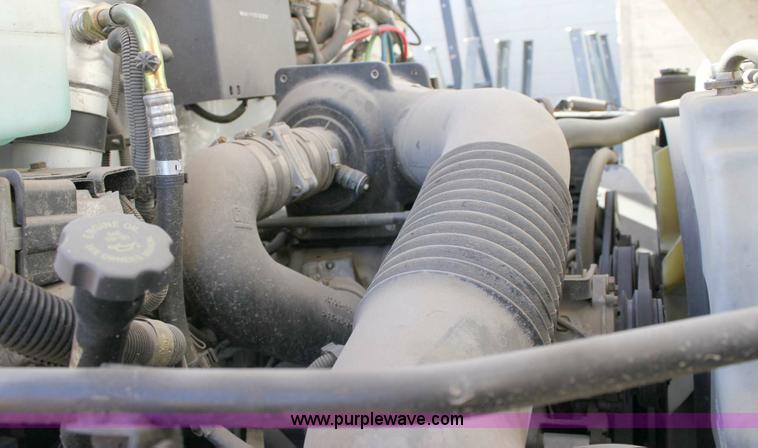 image for item 6127 2000 GMC C7500 bucket truck