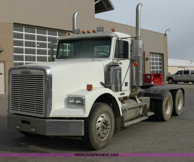 image for item 6550 1999 Freightliner FLD120SD semi truck