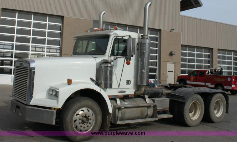 image for item 6550 1999 Freightliner FLD120SD semi truck
