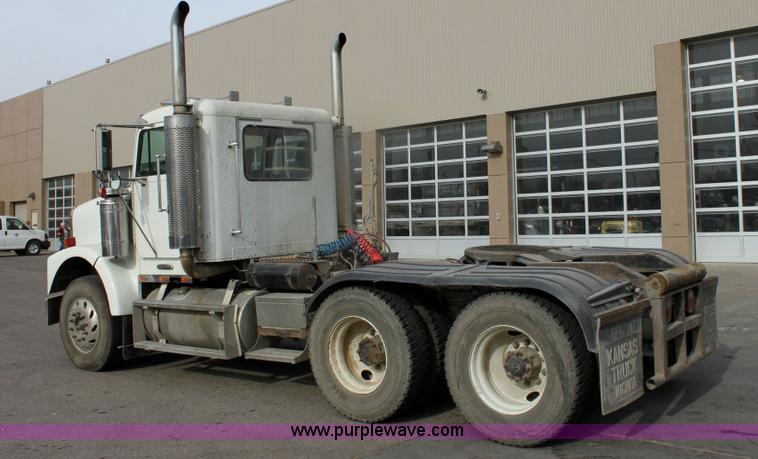 image for item 6550 1999 Freightliner FLD120SD semi truck