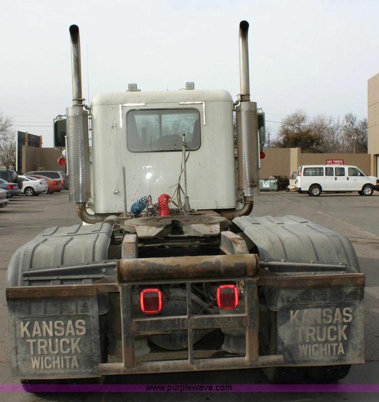 image for item 6550 1999 Freightliner FLD120SD semi truck