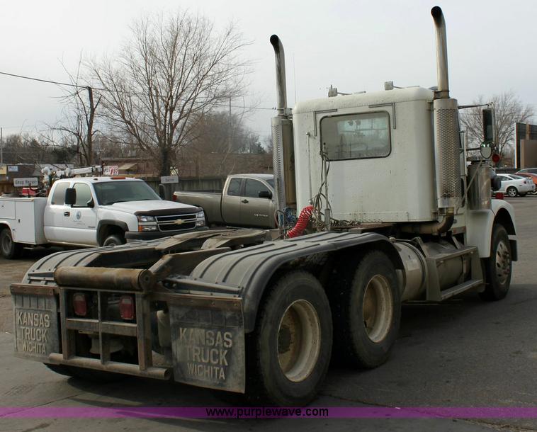 image for item 6550 1999 Freightliner FLD120SD semi truck