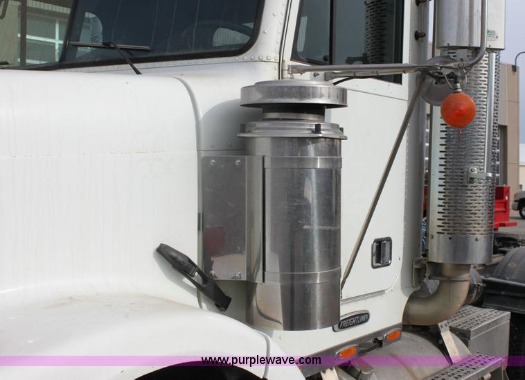 image for item 6550 1999 Freightliner FLD120SD semi truck