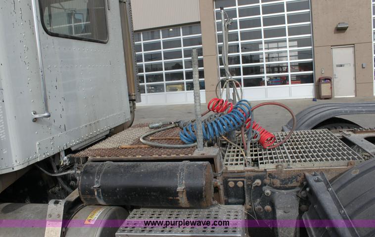 image for item 6550 1999 Freightliner FLD120SD semi truck