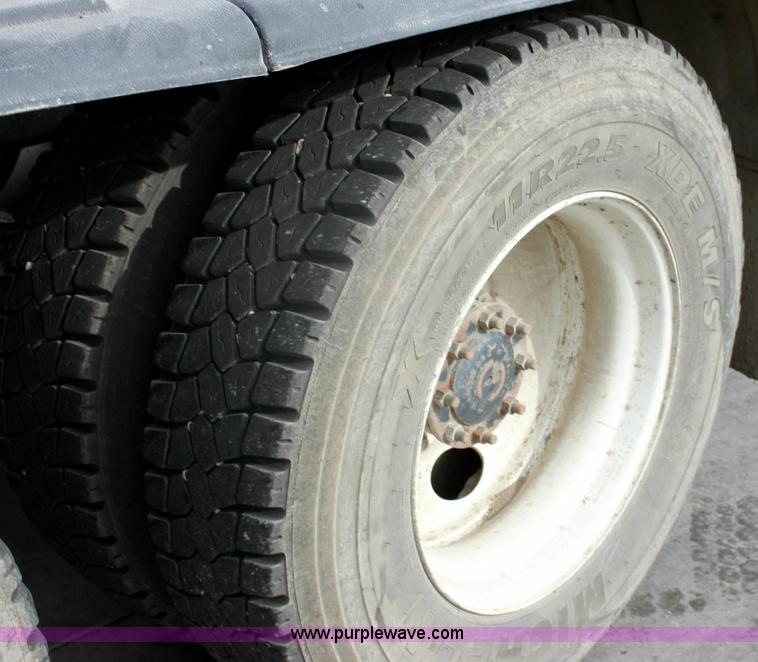 image for item 6550 1999 Freightliner FLD120SD semi truck