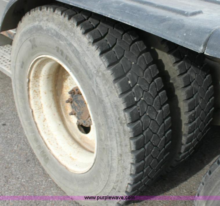 image for item 6550 1999 Freightliner FLD120SD semi truck