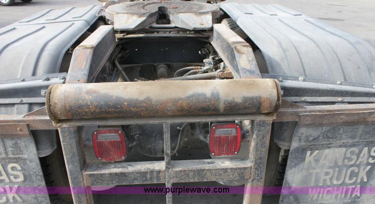 image for item 6550 1999 Freightliner FLD120SD semi truck