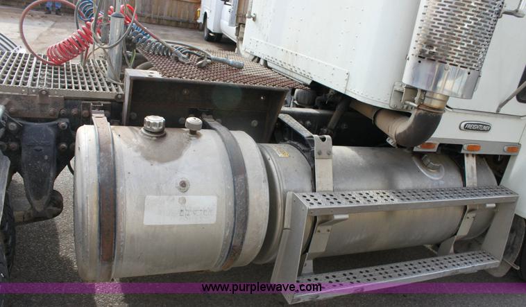 image for item 6550 1999 Freightliner FLD120SD semi truck