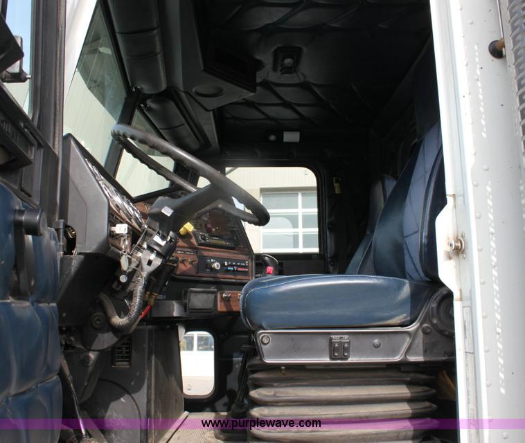 image for item 6550 1999 Freightliner FLD120SD semi truck