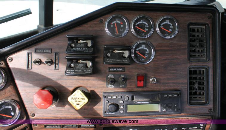 image for item 6550 1999 Freightliner FLD120SD semi truck