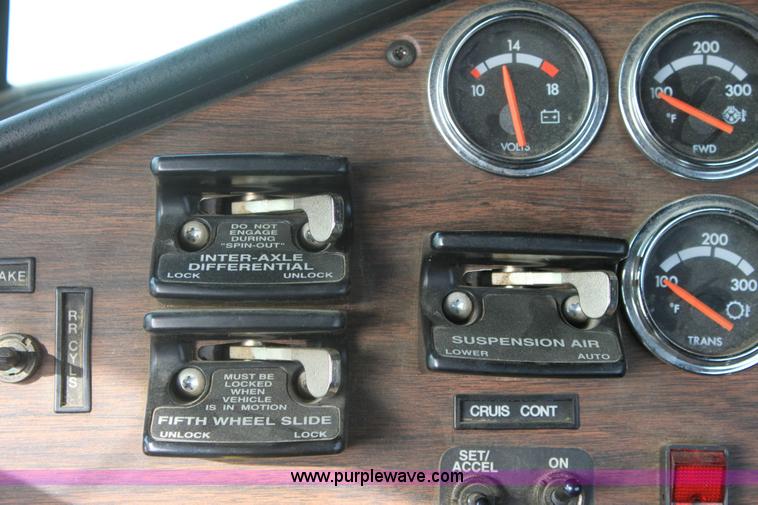 image for item 6550 1999 Freightliner FLD120SD semi truck