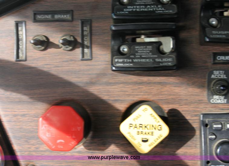 image for item 6550 1999 Freightliner FLD120SD semi truck