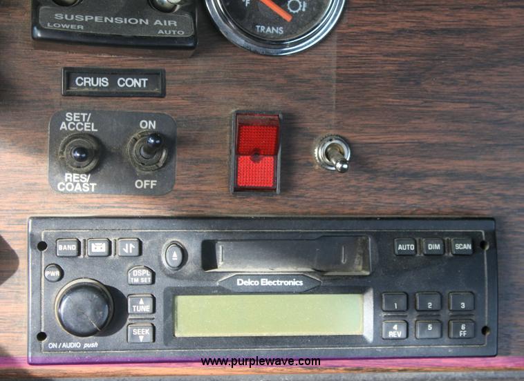 image for item 6550 1999 Freightliner FLD120SD semi truck