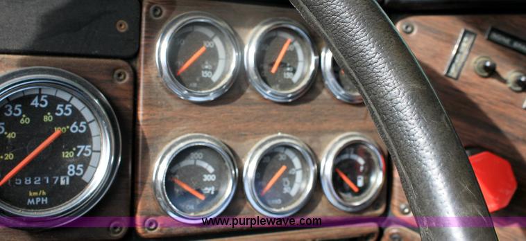 image for item 6550 1999 Freightliner FLD120SD semi truck