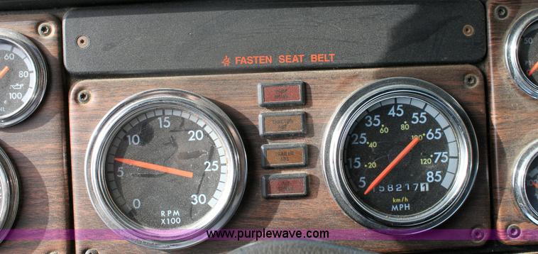 image for item 6550 1999 Freightliner FLD120SD semi truck