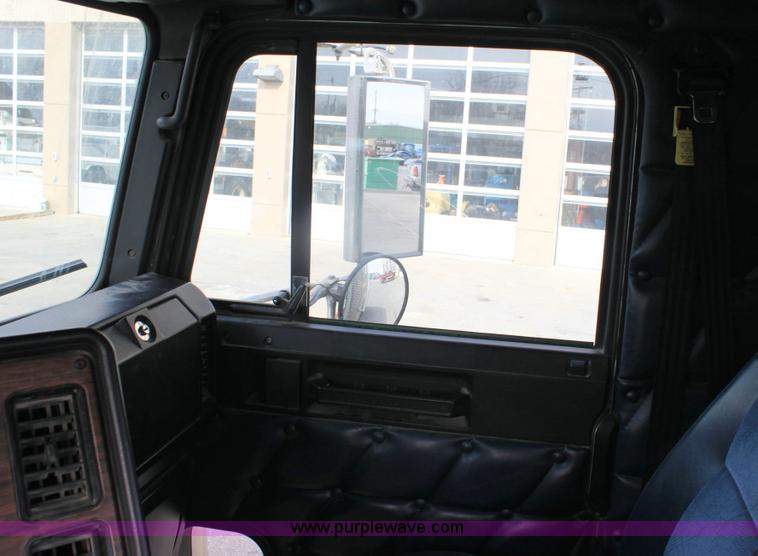 image for item 6550 1999 Freightliner FLD120SD semi truck