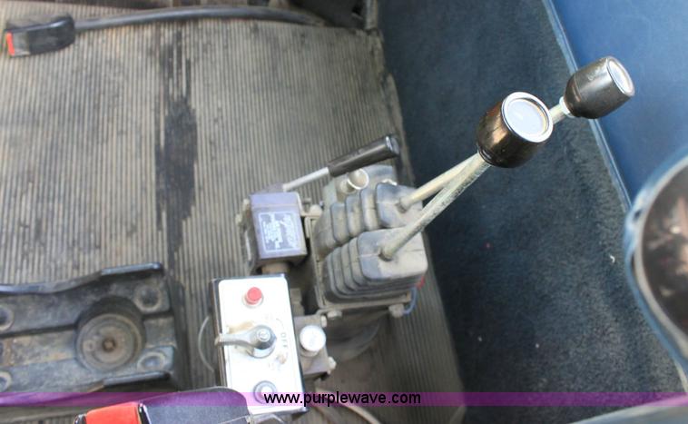 image for item 6550 1999 Freightliner FLD120SD semi truck