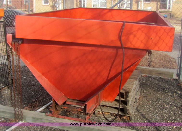 Henderson sand/salt spreader in Wichita, KS Item 6818 sold Purple Wave