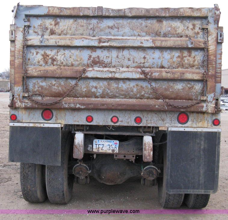 image for item 8095 1991 Ford FT900 tandem axle dump truck