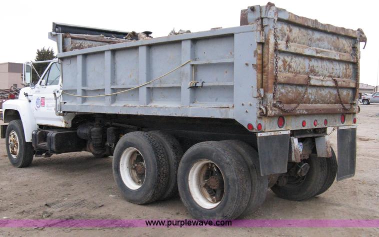 image for item 8095 1991 Ford FT900 tandem axle dump truck