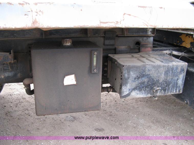image for item 8095 1991 Ford FT900 tandem axle dump truck